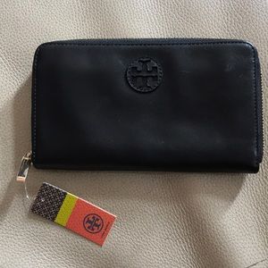 NWT Tory Burch black wallet